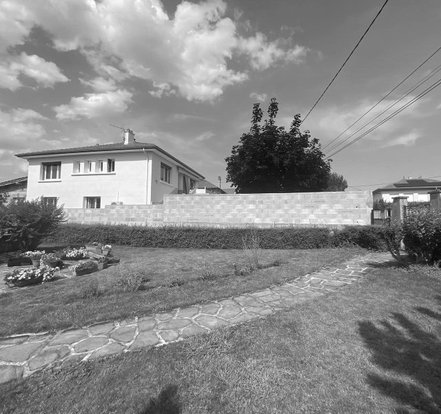 PHOTO- mur-roussillon